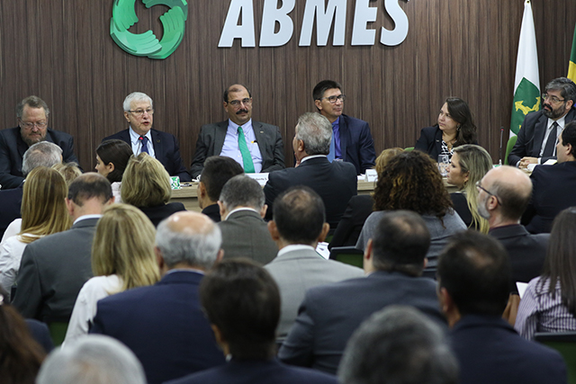 Curso de Direito - das DCNs ao processo de autorização pelo MEC (Matéria)