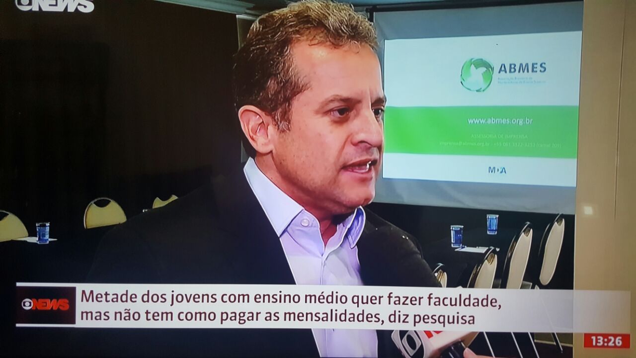 Metade dos jovens com ensino médio quer fazer faculdade, mas não tem como pagar as mensalidades, diz pesquisa